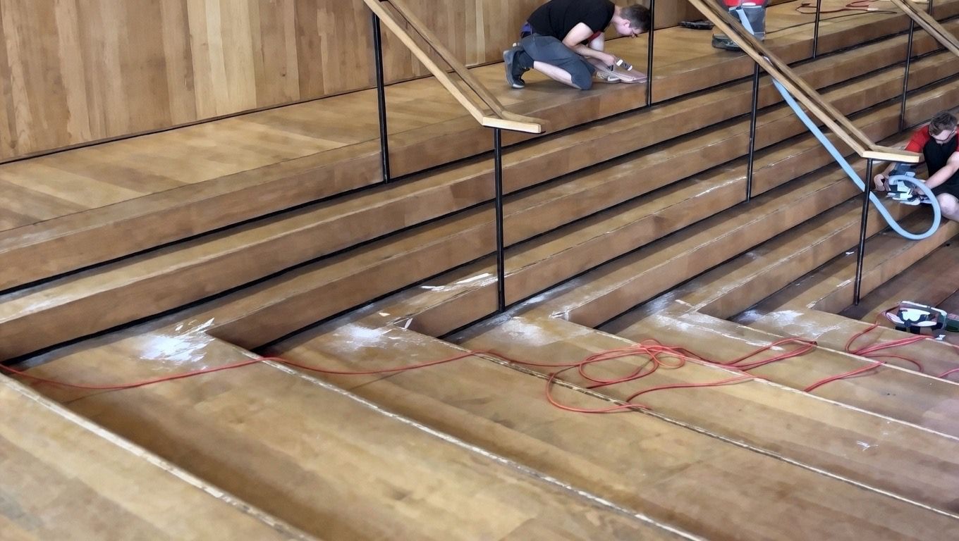 Montage der Stufenbeleuchtung im Theater Heidelberg