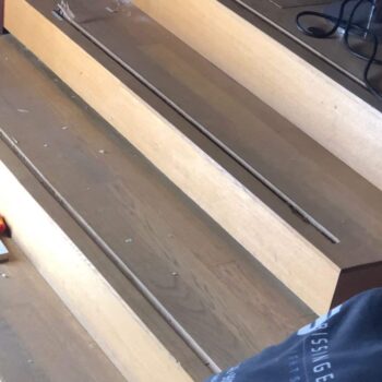 stufenbeleuchtung-kabel-freilegen-sanierung.jpg Freilegen und Reinigen der Anschlussleitungen bei der Sanierung der Stufenbeleuchtung