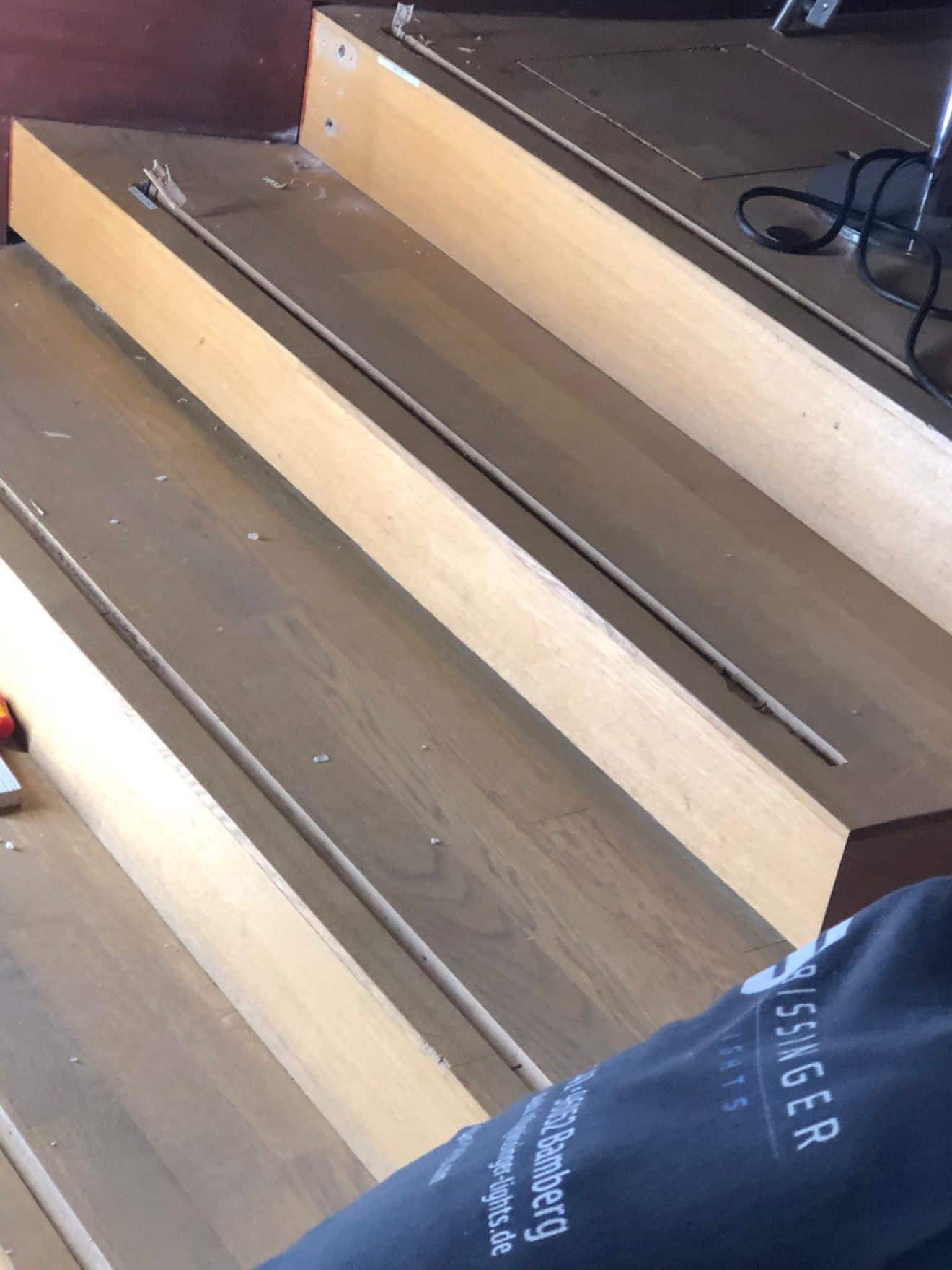 Freilegen eingebetteter Anschlussleitungen bei der Sanierung der Stufenbeleuchtung im Theater Heidelberg