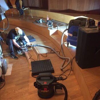 stufenbeleuchtung-sanierung-fräsarbeiten-theater.jpg Ausfräsen der mit Epoxidharz vergossenen Stufenbeleuchtung im Theater Heidelberg