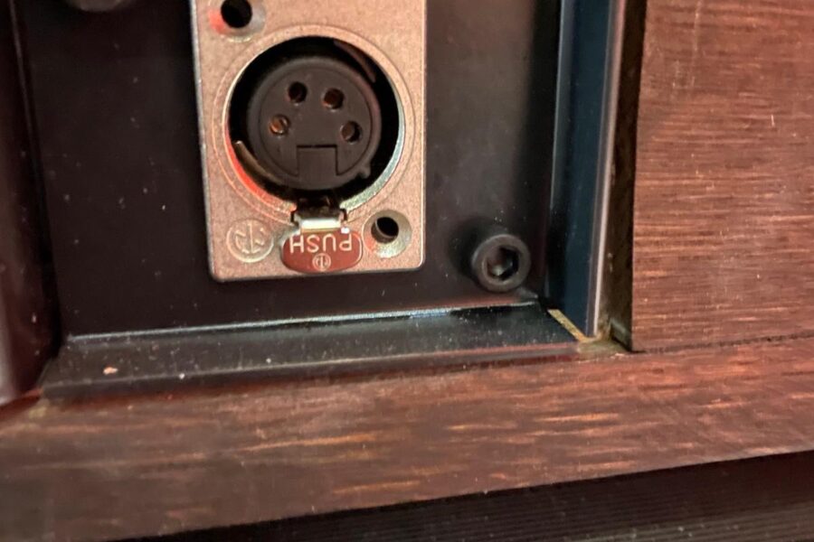 stufenbeleuchtung-steckverbindung-tribuene.jpg Steckverbindung für variable Tribünenstufen