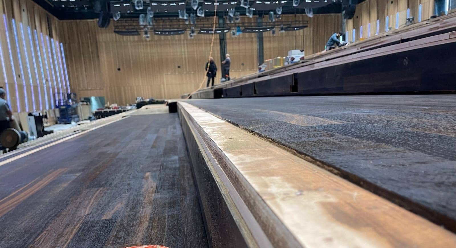 Detail der Profilfräsung an der Tribünenstufe