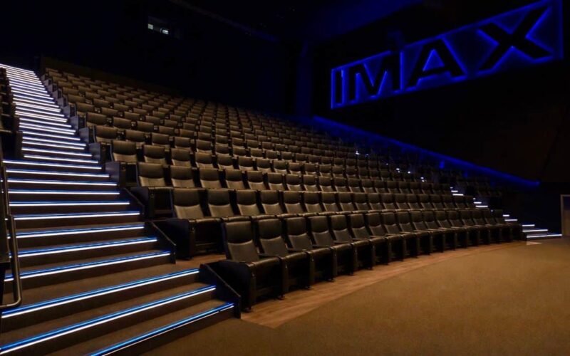 Imax_Kinosaal_LED_Stufenprofile Stufenbeleuchtung im Kinosaal, die Stufenprofile haben zwei LED Streifen, an der Trittkanten mit LED in Imax blau, die Stufen werden weiß ausgeleuchtet