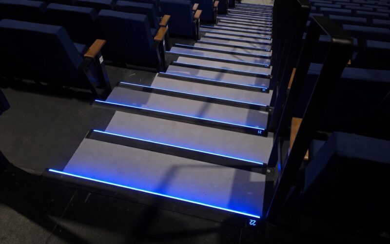 LED_Stufenprofile_Theater Theatersaal mit LED Stufenprofilen, die Stufenkanten sind beleuchtet in blau