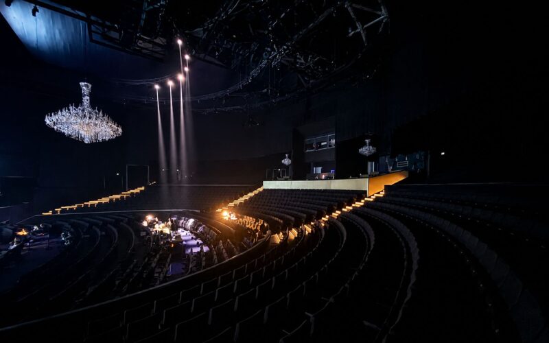 Stufenbeleuchtung_Metronom_Theater LED Stufenprofil im Theater, Die einzelnen Treppenstufen sind klar erkennbar unabhängig von der übrigen Sicherheitsbeleuchtung