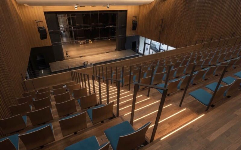 Stufenbeleuchtung_Stadthalle_Parkett Stufenkanten beleuchtet. Stadthalle. Parkettboden