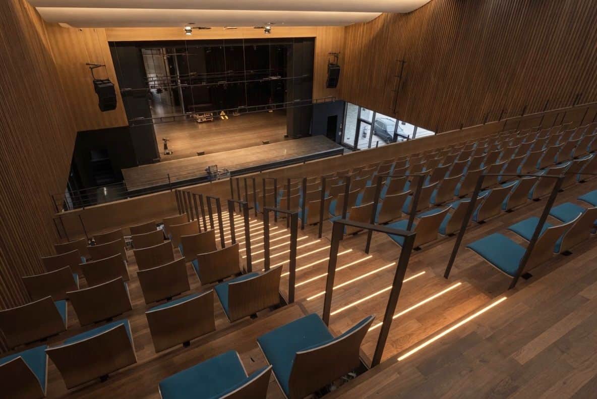 Stufenbeleuchtung im Parkettbereich einer Stadthalle