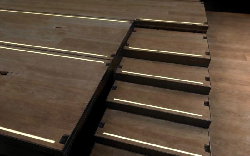 Stufeneinbauleuchten_linear_weiß Stufen- und Bühnenkantenbeleuchtung bündig eingebaut, weißes Licht, gedimmt