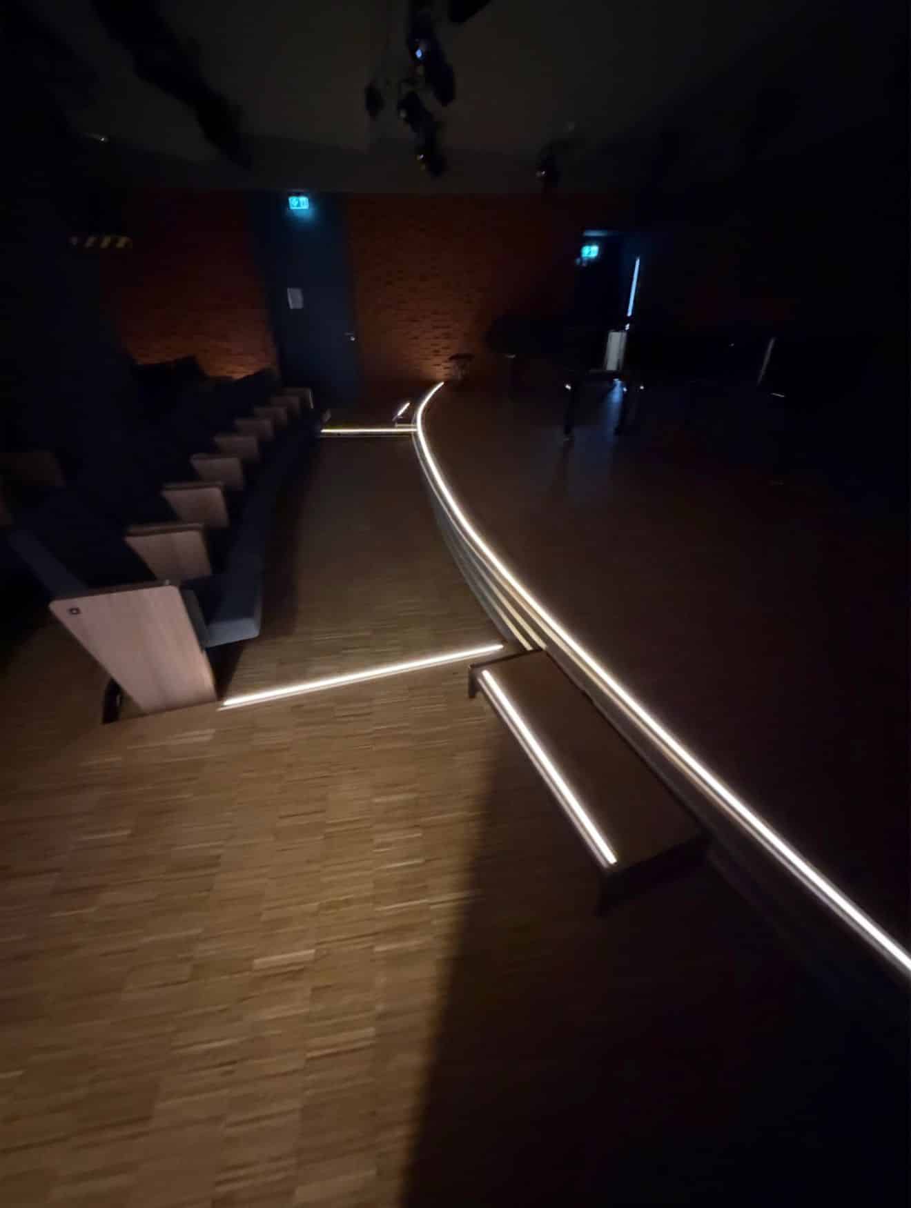 Bühnenkante im ArtLab Frankfurt nach der Nachrüstung mit Lichtlinie