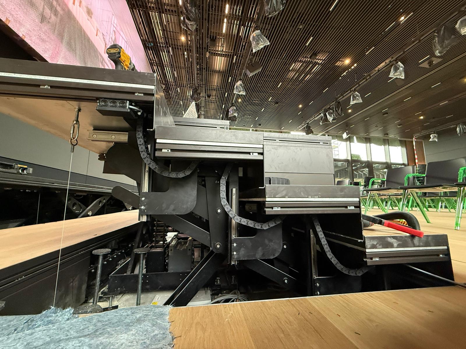 Energiekette an der fahrbaren Podestanlage im Digital Campus