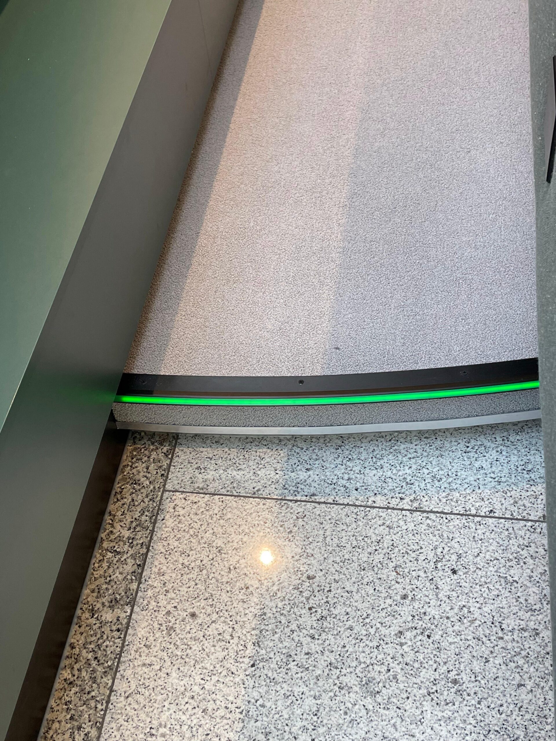 Detail des gebogenen LED-Profils an der Podestkante bei DEKRA Stuttgart