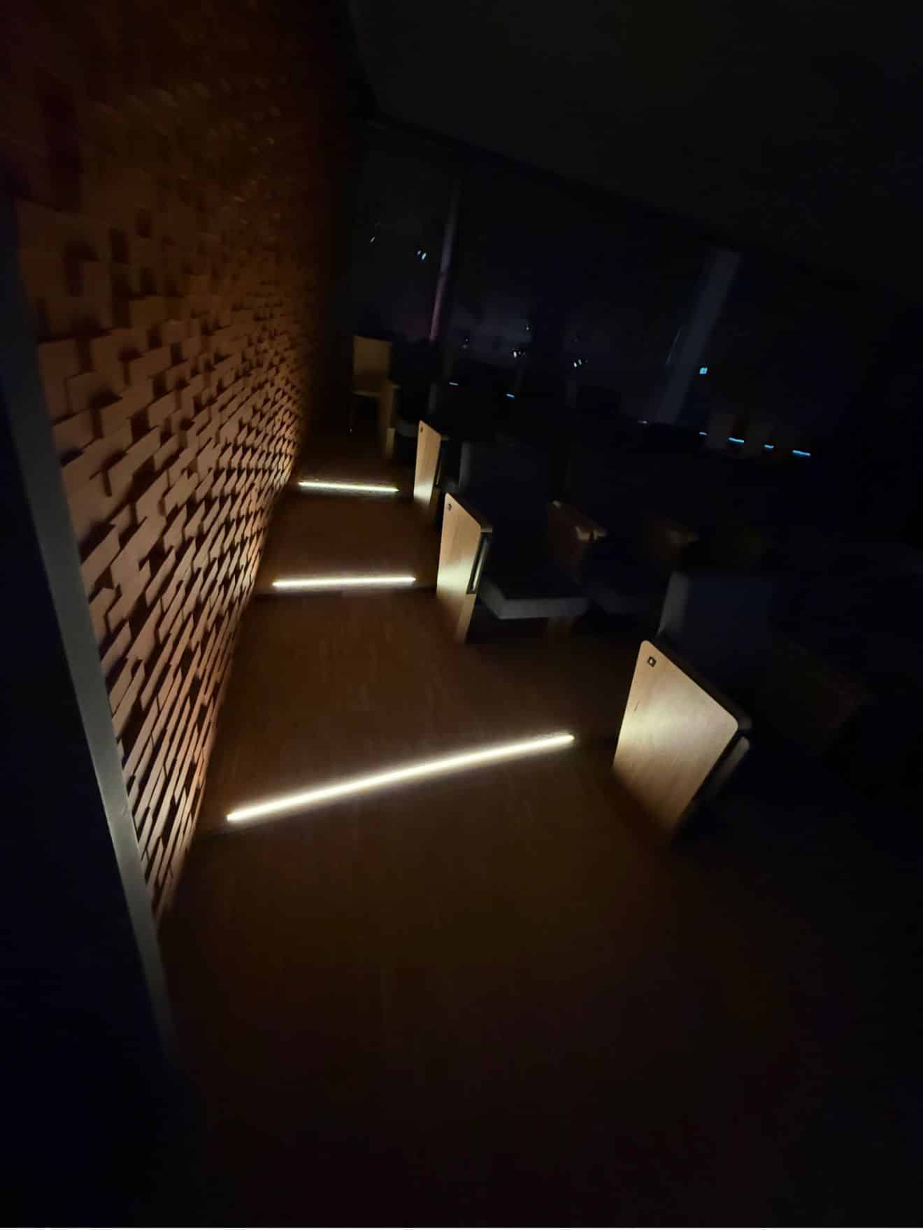 Nachgerüstete flächenbündige Lichtlinien in den Parkettstufen des ArtLab Frankfurt