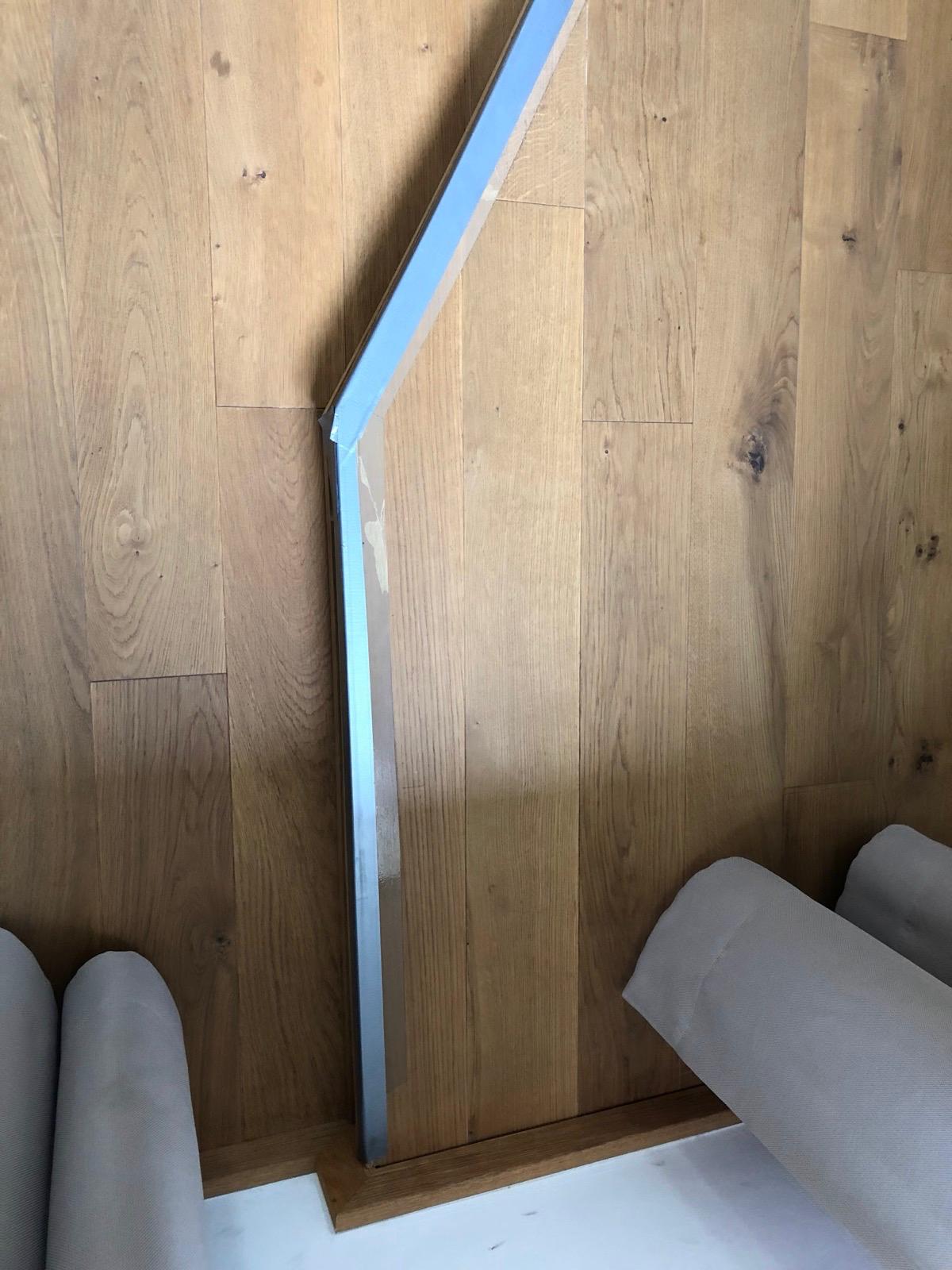 Holzpodest der Universität Würzburg vor der Umrüstung mit Panzertape an der Stufenkante