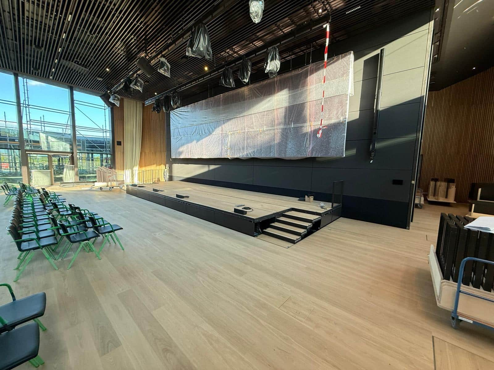 Bühne und fahrbare Podeststufen im Digital Campus Bad Friedrichshall