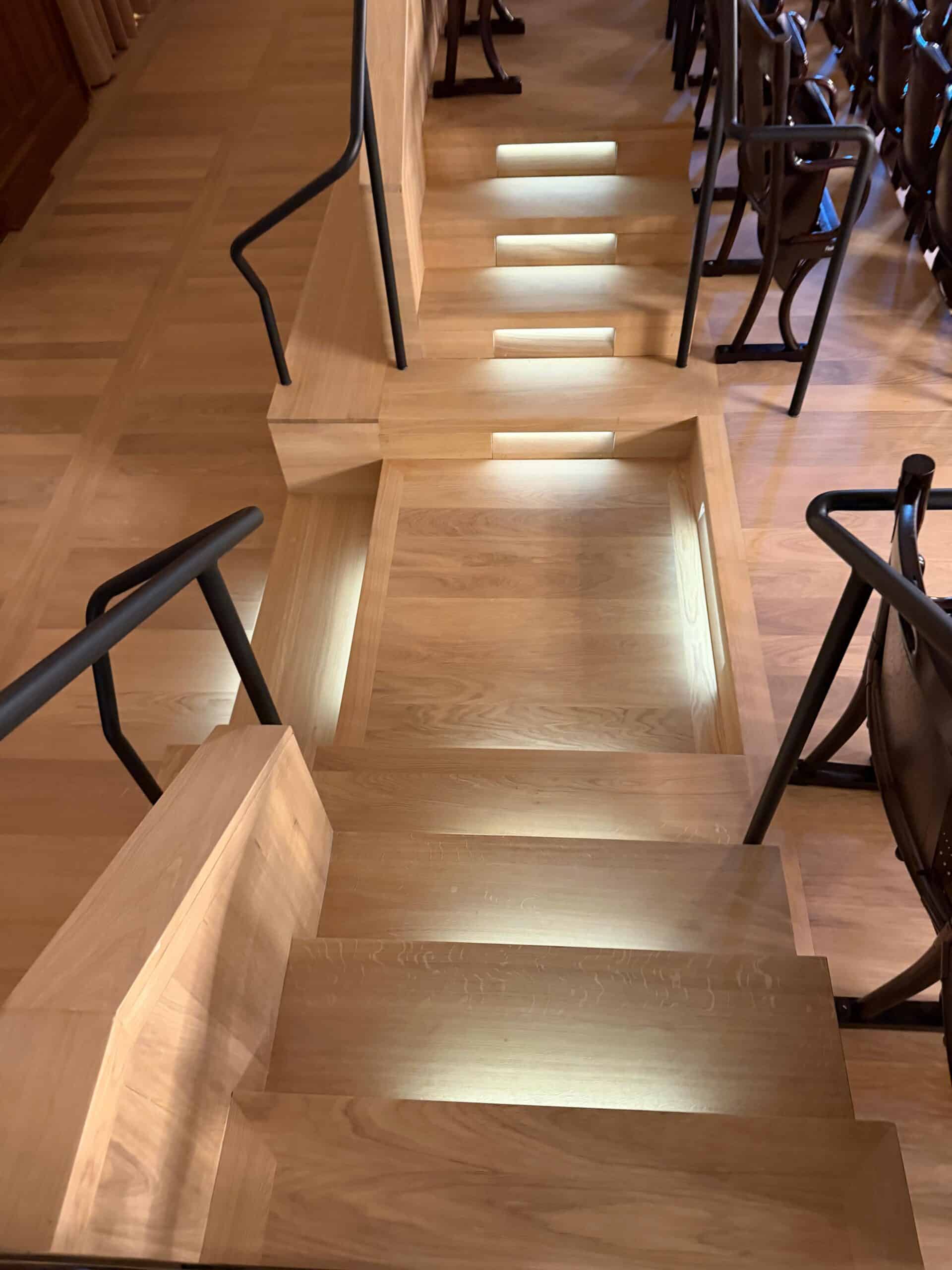 Stufenaufgang mit linearen Einbauleuchten in der Stadthalle Heidelberg