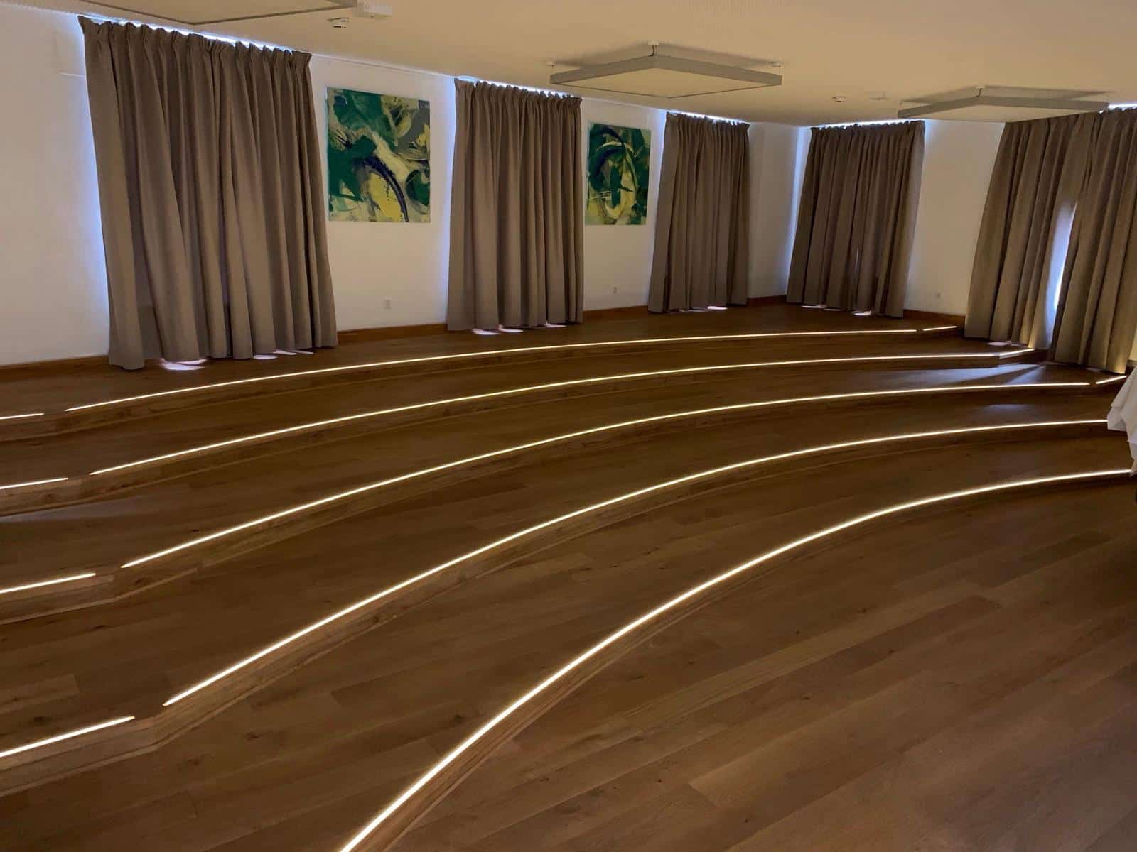 Universität Würzburg runde Podeststufen mit bündig eingelassenen LED-Lichtlinien