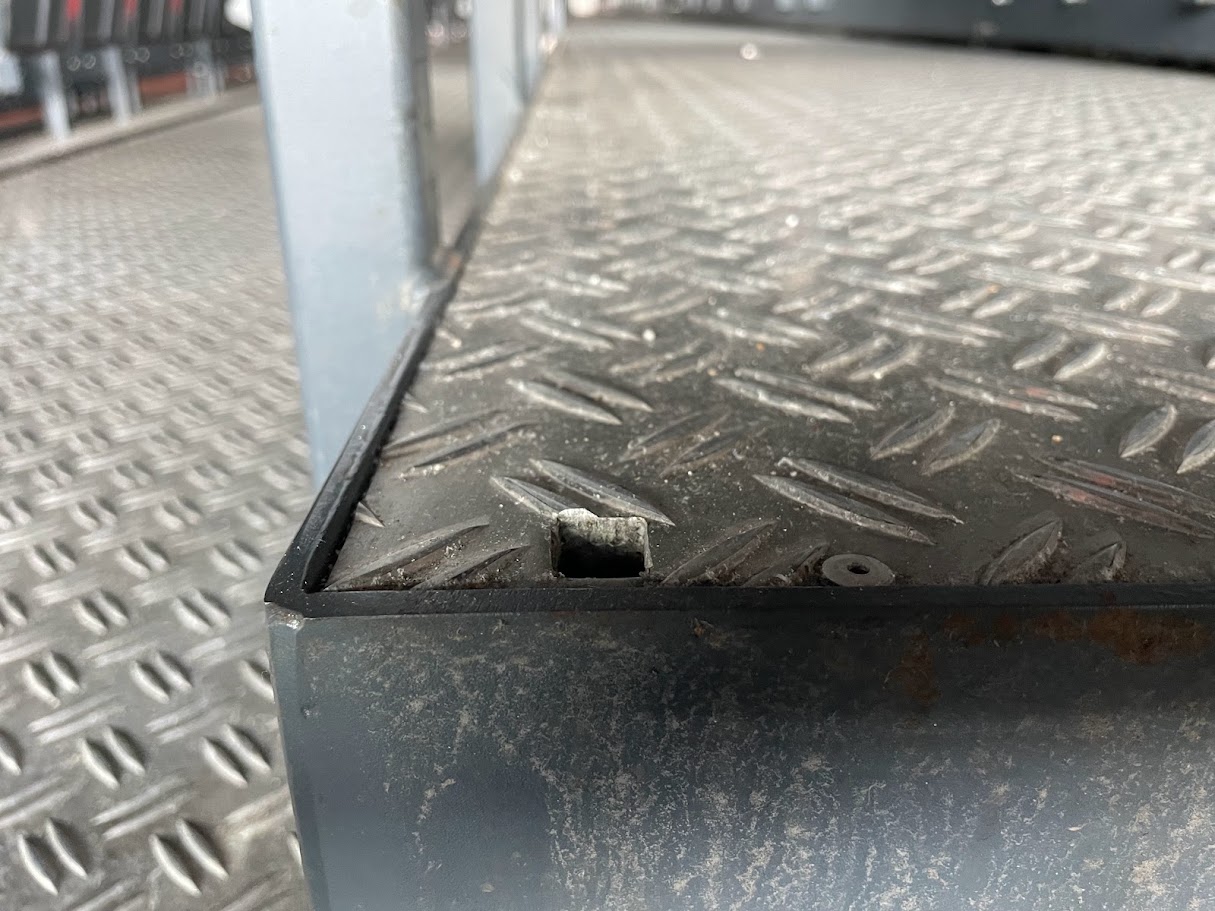 Metallstufe der fahrbaren Tribüne vor der Montage der LED-Stufenprofile