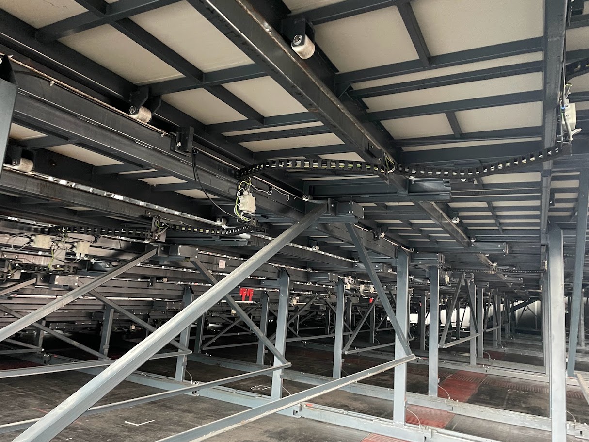 Energiekette unter der fahrbaren Tribüne der ÖVB Arena