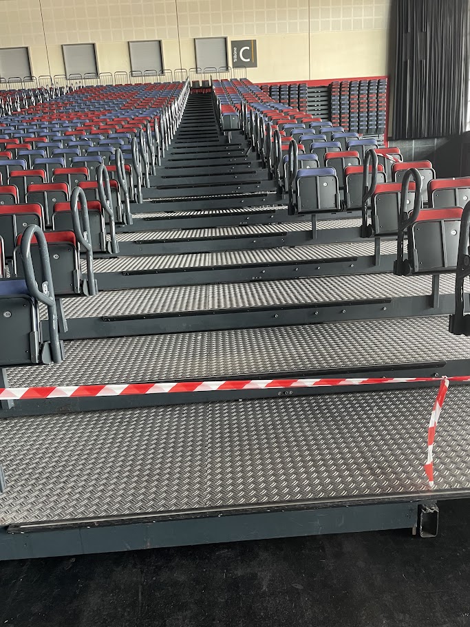 Fahrbare Tribüne in der ÖVB Arena Bremen vor der Erneuerung der Stufenbeleuchtung