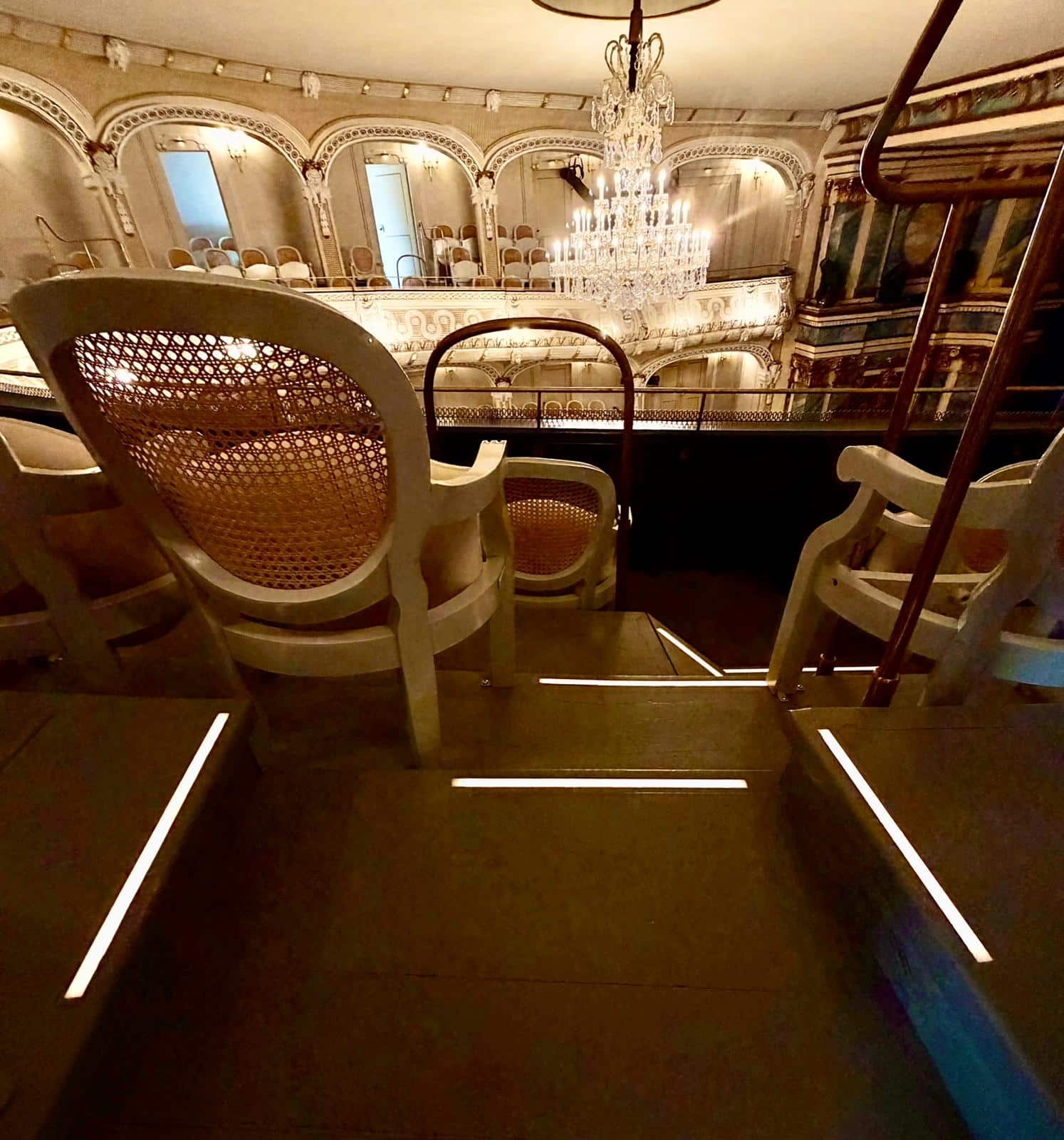 Nachgerüstete POM-Einbauleuchten in den Holzstufen des Schlosstheaters Schwetzingen