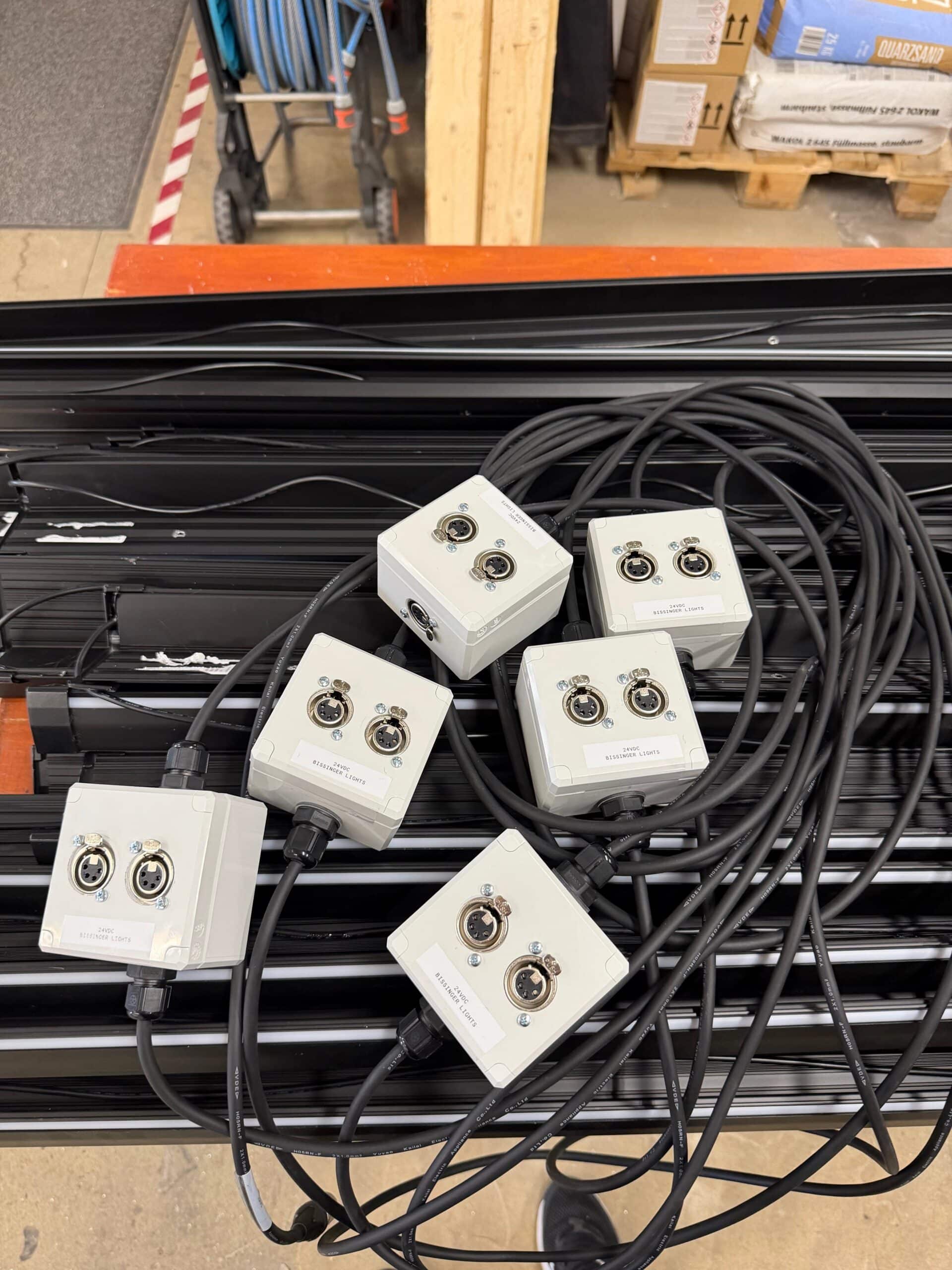 Projektbezogen konfektionierter Kabelbaum für steckbare LED-Stufenprofile
