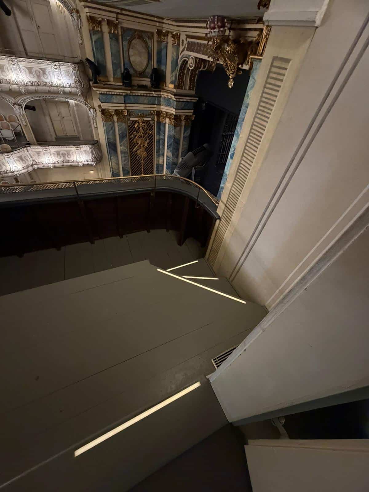 POM-Einbauleuchten in Holzstufen des Schlosstheaters Schwetzingen