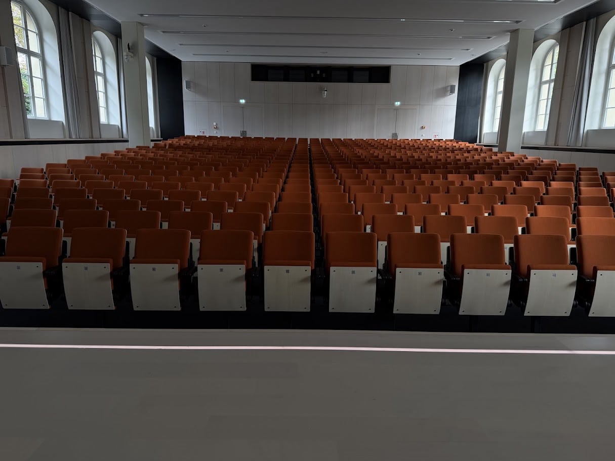 Stufenbeleuchtung und Buehnenkantenbeleuchtung im Kino der Humboldt-Universitaet Berlin